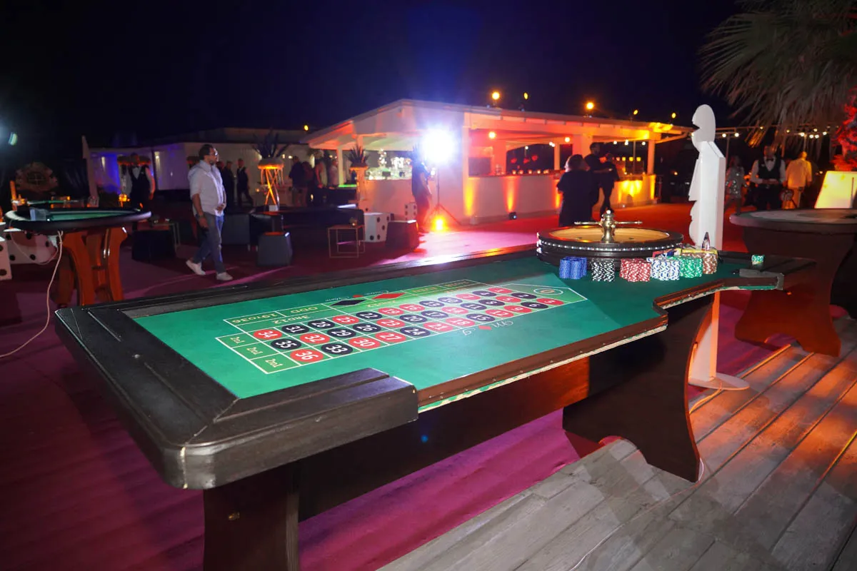 Tavolo da casinò illuminato per una serata a tema